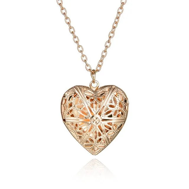 Hollow Engraved Sweet Peach Heart Love Chain Necklace for Woman Opening and Closing Heart Shaped Photo Box Pendant Necklace Gift